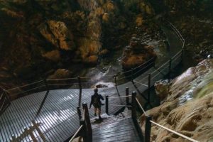 Wanderweg durch die Höhle in der Deer Cave