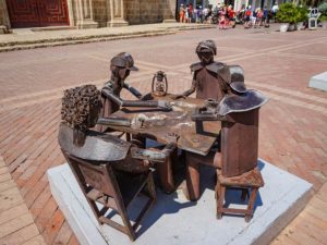 Kunststatue auf einem Platz in Cartagena de Indias.