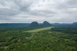 Landebahn am Mulu Airport mitten im grünen Regenwald des Mulu Nationalparks