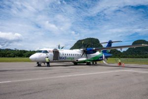 Flugzeug am kleinen Mulu Airport. Flughafen im Dschungel Borneos