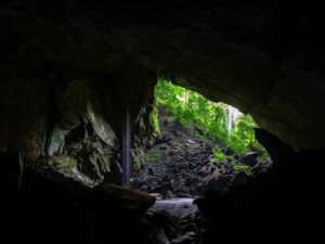 Blick aus der Deer Cave durch einen Durchbruch Höhlen auf einen geheimen Garten
