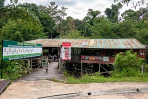 Traditionelles malaysisches Restaurant mit Wellblechdach im Regenwald am Eingang des Mulu Nationalpark