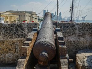 Historische Kanone an der Festungsmauer Cartagenas.