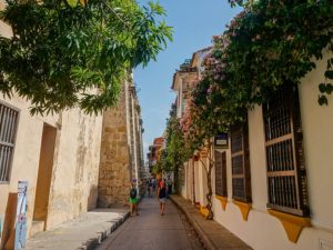 Kolumbianische Häuser mit Blumen geschmückt ind er historischen Innenstadt Cartagena de Indias.