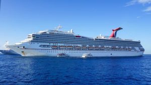 Ein Kreuzfahrtschiff, die Carnival Glory, liegt vor Anker vor Grand Cayman.
