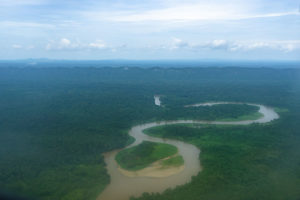 Regenwaldlandschaft, Berge und brauner Fluss