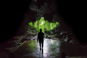 Ausgang der Höhle mit feuchten Steinwänden