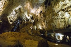 Weg durch die Steinhöhle der Langs Cave