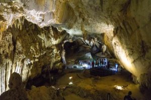 Tour in die Höhle der Langs Cave, der fels weist einmalige Formationen auf