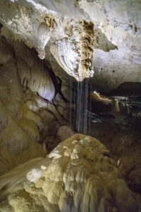Bräunliche Gesteinsformation in den Höhlen der Langs Cave