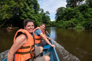 Tour im Langboot, dem Longboat, über einen braunen Urwaldfluss