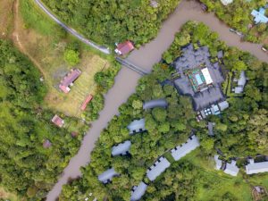 Unterkunft von oben im Marriott Hotel im Mulu Nationalpark im Regenwald