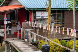 Kleiner einheimischer Supermarkt im Regenwald am Mulu Nationalpark