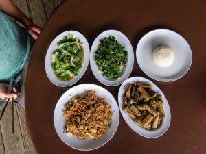 Traditionelles malaysisches Essen auf Borneo - fried noodles, Kai-Lan und Auberginen
