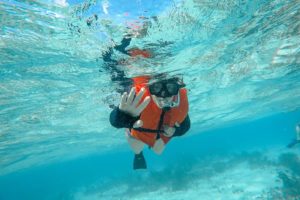 Mit einer Schwimmweste ist das Schwimmen und Schnorcheln viel leichter.
