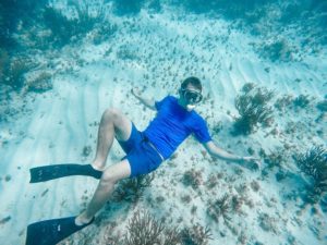 Schwimmen und schnorcheln im Meer vor Grand Cayman.