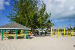 Ein Unterstand und ein Spielplatz am Seven-Mile-Beach auf den Cayman Islands.