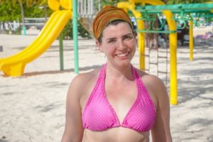 Farina steht am Seven Mile Beach auf den Cayman Islands im Sand.
