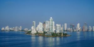 Blick auf Cartagena de Indias vom Wasser auf die Hochhäuser der Stadt