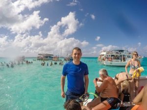 Viele Boote tummeln sich um die Sandbank von Stingray City.