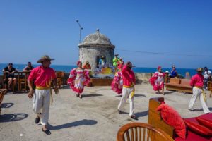 Kolumbianische Tänzer auf der Stadtmauer Cartagenas.