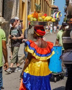 Palenquera in traditioneller kolumbianischer Kleidung.