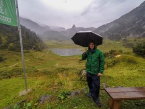 Vor dem Kärlingerhaus regnet es in Strömen.