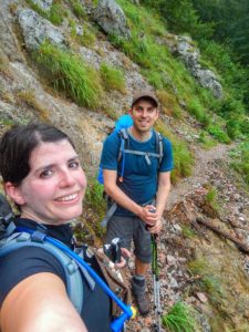 Farina und Steffen machen ein letztes Selfie auf dem Bergpfad.