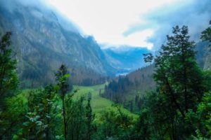 Grüne Wiesen und der Obersee liegen unter uns. Es zieht Regen auf.