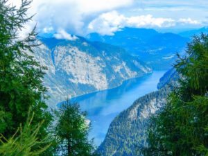 Der blaue Königssee liegt im Tal von Bergen umgeben.