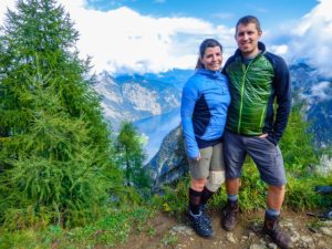 Farina und Steffen stehen auf einem Aussichtspunkt oberhalb des Königssees.