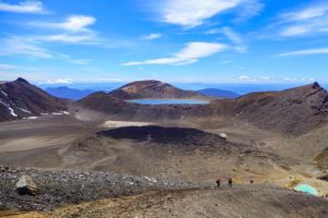 Ein Panorama überblickt den Central Crater und den Blue Lake.