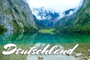 Im Obersee in Deutschland spiegeln sich die Alpen im klaren Wasser.