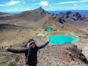 Farina steht vor den grünen Emerald Lakes.