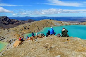 Eine Gruppe wanderer pausiert an den Emerald Lakes.