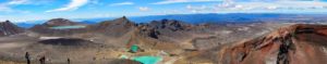 Ein Panorama zeigt den Red Crater, die Emerald Lakes und den Blue Lake im Tongariro Nationalpark.