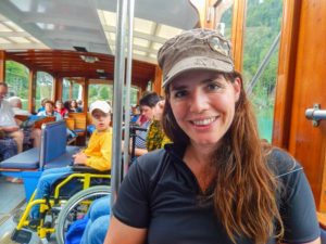 Farina sitzt gut gelaunt im Boot auf dem Königssee.