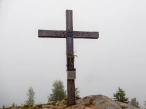Das Gipfelkreuz des Feldkogel liegt im Nebel.