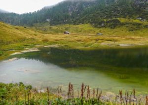 Der Funtensee schimmert grün in den Berchtesgadener Alpen.