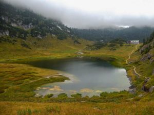 Der Funtensee liegt still vor dem Kärlingerhaus.