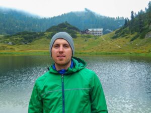 Steffen steht am Funtensee vor dem Kärlingerhaus.