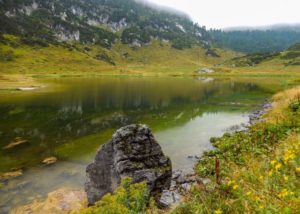 Der Funtensee liegt ruhig in den Berchtesgadener Alpen.