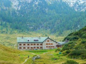 Das Kärlingerhaus liegt im Nationalpark Berchtesgaden umgeben von Bergen.