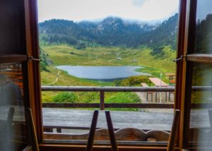 Auf dem Fenster des Kärlingerhauses kann man den Funtensee sehen.