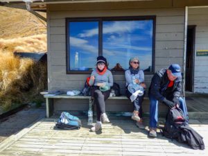 Einige Wanderer machen an der Ketetahi-Hütte eine Pause.