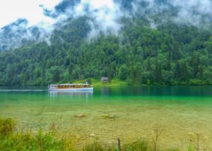 Ein Ausflugsboot fährt über den Königssee.