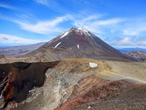 Ein Wanderweg geht auf dem Kamm des Red Craters entlang.