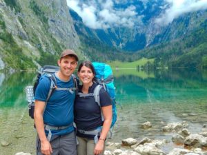 Farina und Steffen stehen mit Rucksäcken vor dem Obersee.