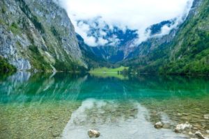 Die Berchtesgadener Alpen spiegeln sich im klaren Wasser des Obersees.