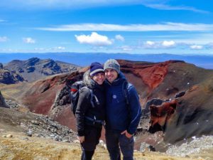 Steffen und Farina stehen vor dem Red Crater.